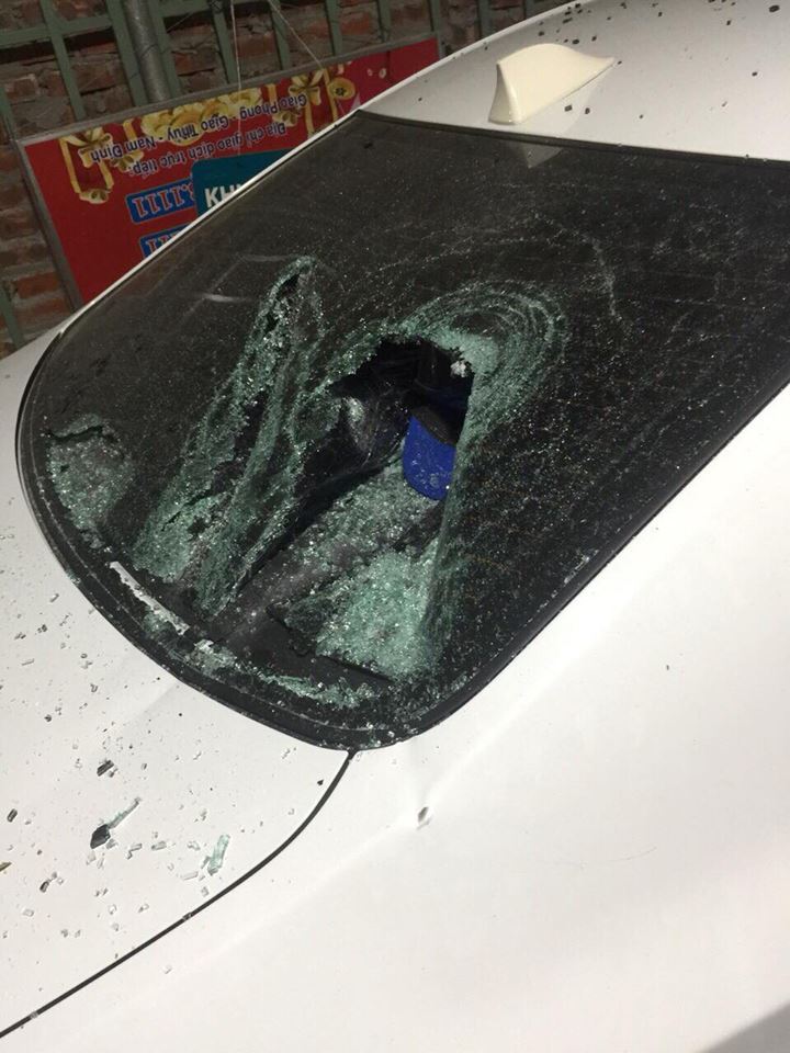 Chiếc ô tô cũng bị đập vỡ kính