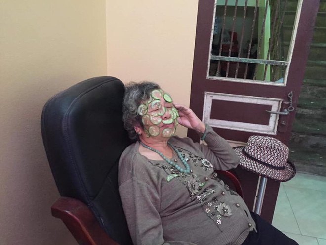 Hình ảnh bà nội 80 tuổi đắp mặt nạ dưa chuột và câu chuyện khiến nhiều cô gái 'chào thua'