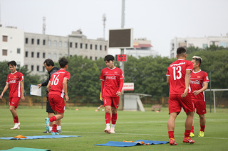 Tiền vệ đội tuyển Việt Nam bỏ dở chuyến tập huấn Hàn Quốc vì lý do đặc biệt