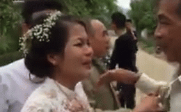 Cô dâu mới khóc khi người thân lên xe ô tô về quê