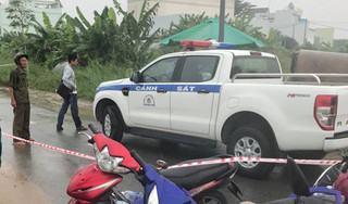 Phát hiện thi thể nam thanh niên mặc áo GrabBike bên đường