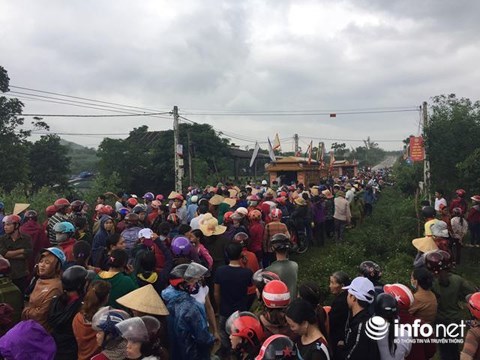 Xóm làng đội mưa tiễn đưa gia đình chết trong tư thế treo cổ ở Hà Tĩnh