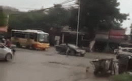 Clip: Người đàn ông dùng búa đập vào nhiều ô tô đang chạy trên đường