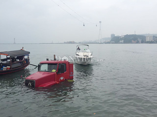 Hy hữu: Giải cứu xe container rơi xuống Vịnh Hạ Long