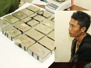 Kiểm tra ba lô thanh niên đang ăn 'cơm bụi', phát hiện 20 bánh heroin