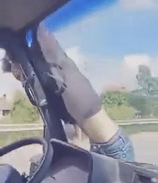 CLIP: Thanh niên bám đầu xe tải 'xin đểu' hú vía vì gặp tài xế 'cứng'