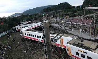 Hiện trường thảm khốc vụ lật tàu hỏa làm 17 người chết ở Đài Loan