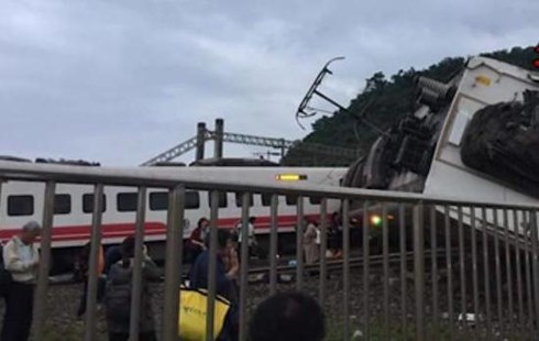 Hiện trường thảm khốc của vụ tàu hỏa lật ngang làm 17 người chết ở Đài Loan