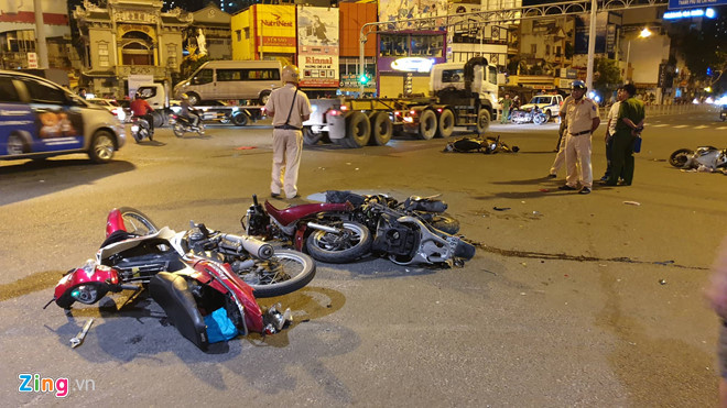 Nữ tài xế BMW đâm 5 xe máy ở Sài Gòn, người bị thương nằm la liệt