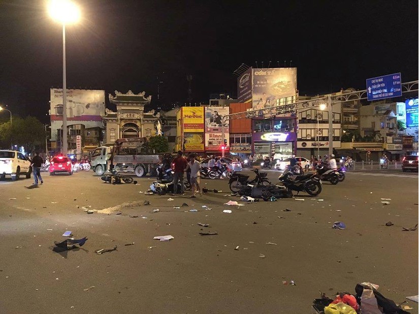 Nữ tài xế BMW đâm 5 xe máy ở Sài Gòn, người bị thương nằm la liệt