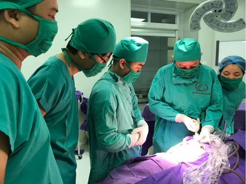 Phẫu thuật cắt khối u quái cho bé 1 ngày tuổi
