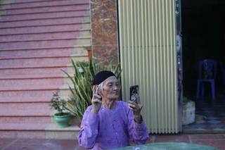 Cụ bà 93 tuổi chụp loạt ảnh bá đạo khiến dân mạng cười nghiêng ngả