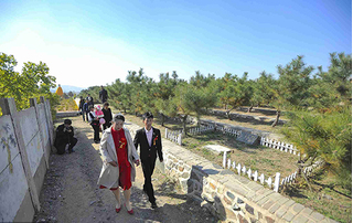 Lý do khiến cặp đôi táo bạo quyết tổ chức đám cưới ở nghĩa trang