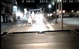 Clip: Thanh niên đi xe máy đâm vào xe bán tải, mặt đập lõm cả thùng ô tô