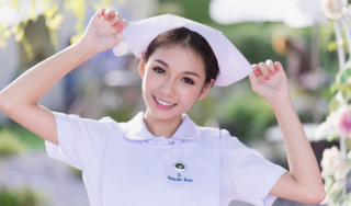 Nữ y tá xinh đẹp bị sa thải vì lý do không ngờ