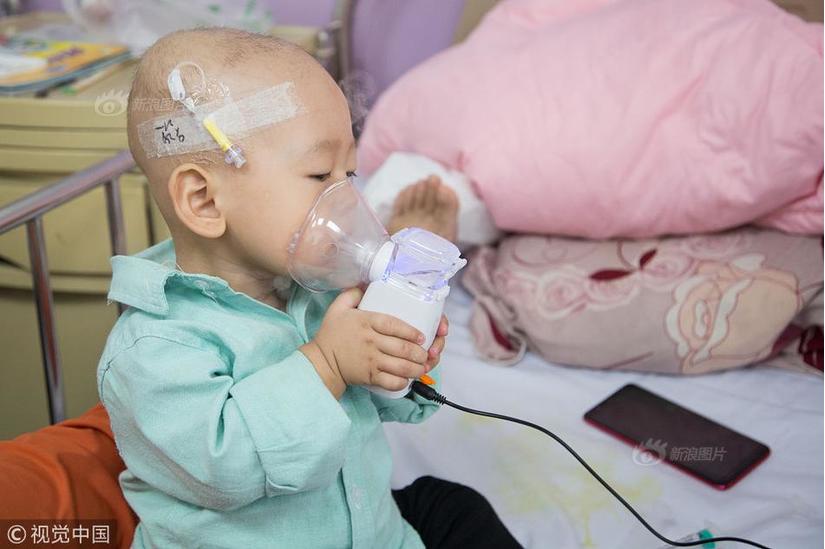 Xót xa hình ảnh bé trai 16 tháng tự học cách chữa ung thư