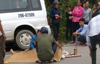 Lào Cai: Xe máy đấu đầu xe khách, 3 người thương vong