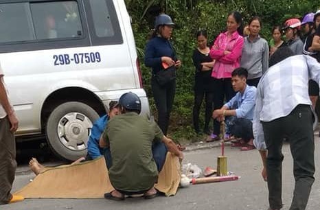 Lào Cai: Xe máy đấu đầu xe khách, 3 người thương vong