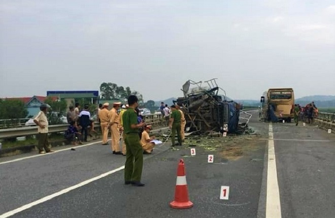 Hiện trường vụ xe tải chở bí báo lật trên cao tốc Hà Nội- Lào Cai