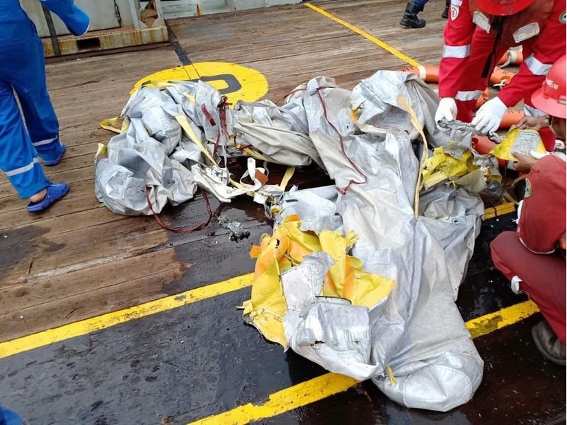 Hiện trường máy bay Indonesia chở 189 người rơi xuống biển