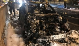 Clip: Mazda3 bốc cháy ngùn ngụt trên đường vành đai 3