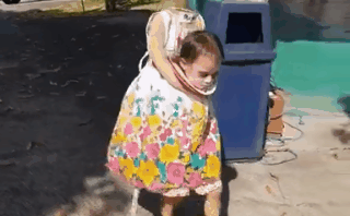 Clip: Cô bé 'ôm đầu' đi xin kẹo Halloween nổi sóng mạng toàn cầu