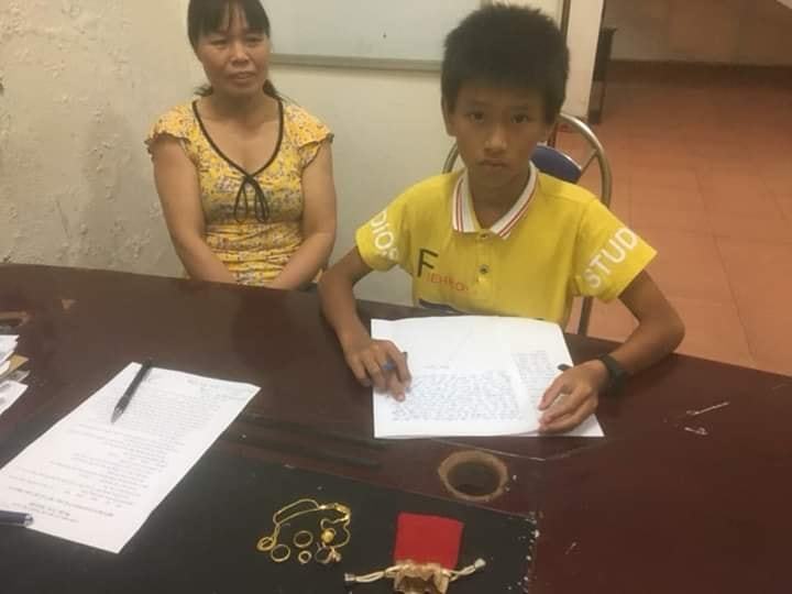 Quảng Ninh: Bé trai nhà nghèo trả lại nhẫn, dây chuyền cho người bị mất