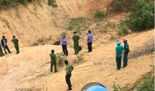 Tá hỏa phát hiện thi thể người đàn ông cháy sém dưới hố đất