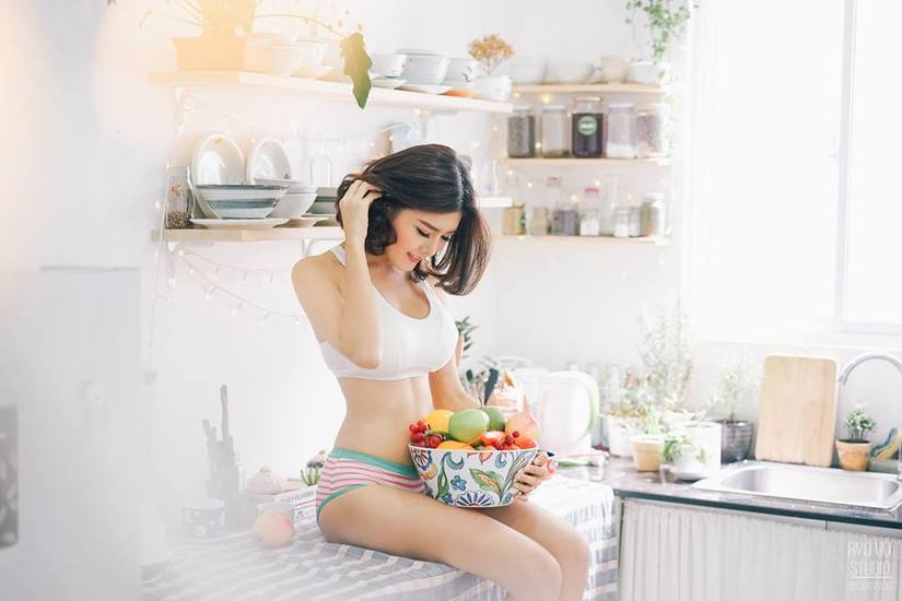 Hot girl Lilly Luta cực sexy với mốt bikini trong nhà bếp6