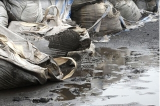 Bắc Giang: Phạt 225 triệu đồng lái xe chở hơn 43 tấn chất thải nguy hại