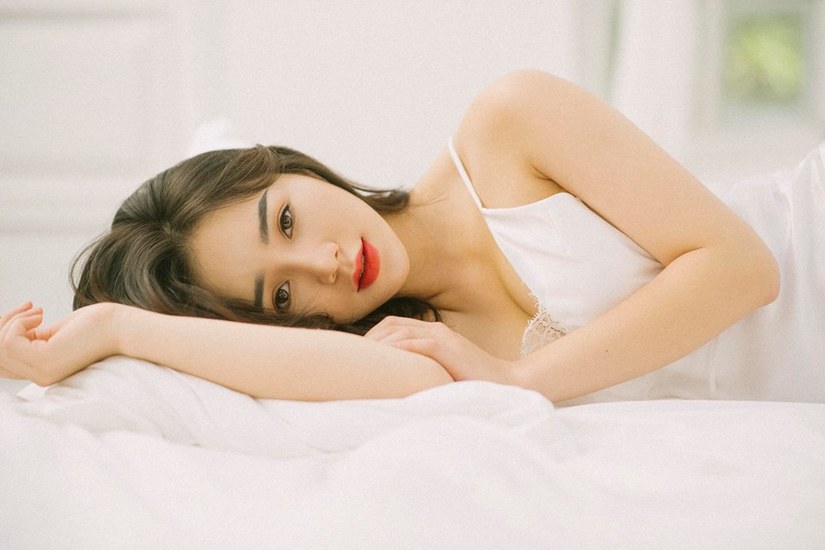 Diễn viên Quỳnh Kool buông lơi vai trần, khoe vẻ sexy