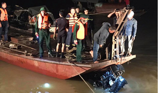 Tìm thấy 2 thi thể trong xe Mercedes rơi xuống cầu Chương Dương