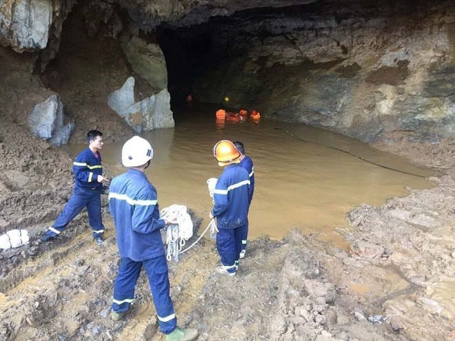 Lực lượng cứu hộ đang làm việc để giải cứu hai công nhân khai thác vàng trái phép bị mắc kẹt trong hang. Ảnh FB