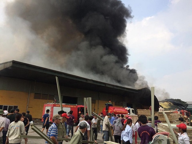 Hiện trường vụ cháy xưởng gỗ rộng 1.500 mét vuông ở Hưng Yên. Ảnh FB