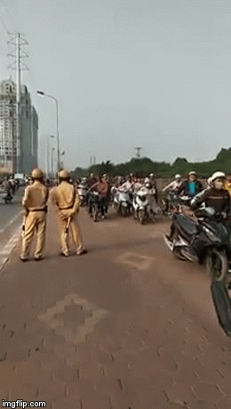 Clip 'né' CSGT, cả trăm người dắt xe máy ngược chiều trên phố Hà Nội