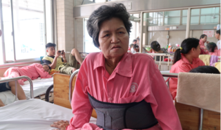 Lời kể của bà cụ 62 tuổi bị tài xế Innova vờ chở đi cấp cứu rồi đạp xuống đường vắng