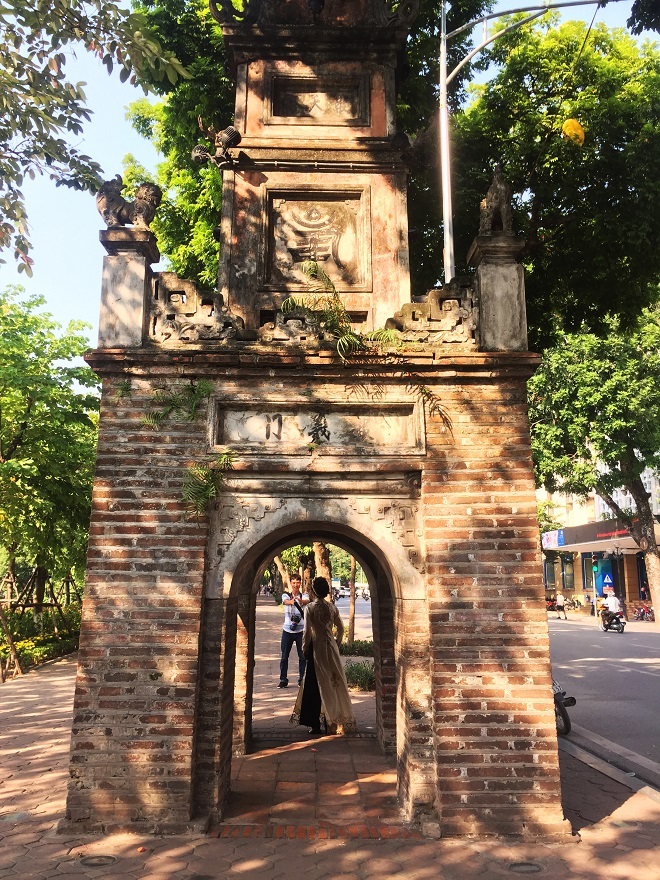 ​Là một trong số những di tích lịch sử nổi tiếng nằm trong quần thể di tích Hồ Gươm, Tháp Hòa Phong thu hút rất đông du khách trong và ngoài nước tham quan, chụp ảnh.