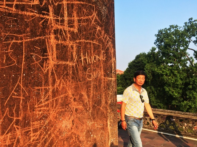 Ở Nhật Bản mới đây, người dân phát hiện dòng chữ “A. Hào” khắc trên hòn đá nằm trong di tích thành cổ Yonago (Nhật Bản), dư luận và cộng đồng mạng Nhật Bản vô cùng bức xúc. Việc viết vẽ bậy tại khu di tích quốc gia được xem là hành vi phá hoại di sản văn hóa và đáng bị lên án mạnh mẽ.