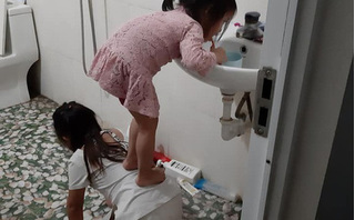 'Chị gái quốc dân': Quỳ xuống nền nhà tắm làm ghế cho em đánh răng