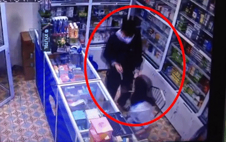 Clip: Tên cướp xông vào quầy thuốc tây đâm nữ nhân viên cướp tiền