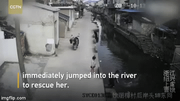 Clip: Bé gái giặt cây giẻ lau bị ngã xuống sông, may mắn được shipper cứu sống 