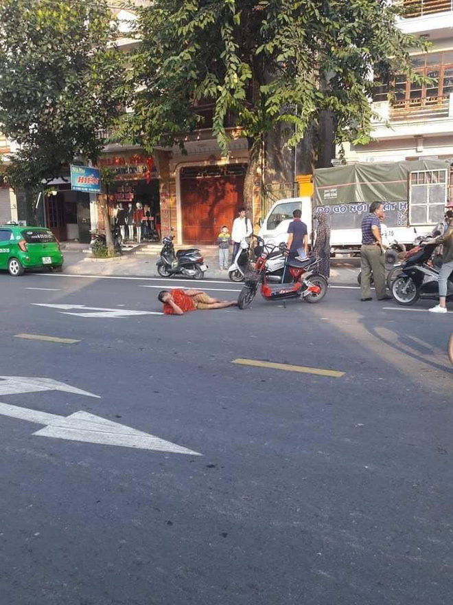 Đi bộ bị xe đạp điện đâm, người đàn ông nằm ăn vạ giữa đường
