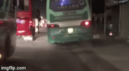 CLIP: Xe buýt 'phi' lên vỉa hè, phóng bạt mạng trên phố Sài Gòn