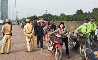 Dắt xe qua CSGT ở Hà Nội: Do ý thức hay vì cung đường bất hợp lý?