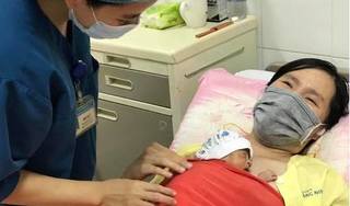 Hai bé sinh non nhờ thụ tinh ống nghiệm chỉ nặng 700g được cứu sống thần kỳ