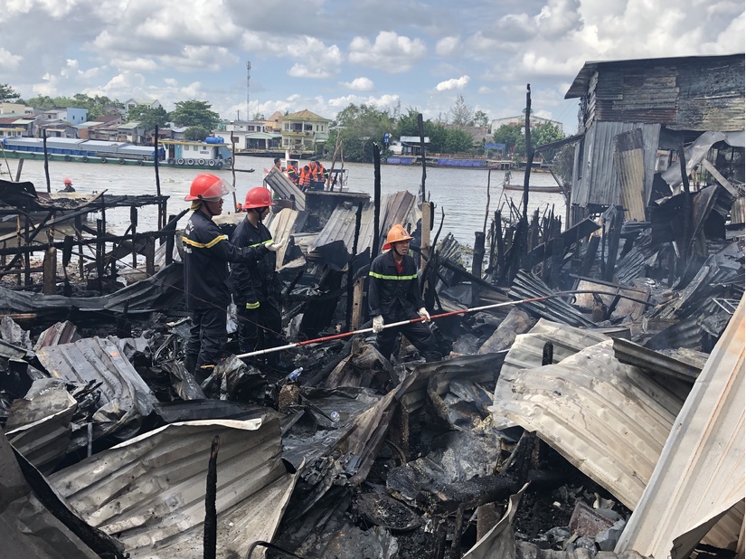 4 căn nhà, 1 bè cá bị thiêu rụi sau trận cháy ở chợ nổi Cái Răng