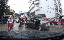 Clip: Thanh niên đi xe máy chém tài xế ô tô đứt gân tay sau va chạm giao thông