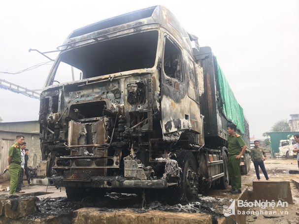 Nghệ An: Xe đầu kéo bất ngờ bốc cháy dữ dội tại bãi đỗ