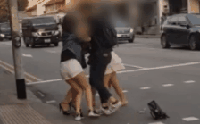 Clip: Nhóm cô gái đánh đấm lộ cả nội y, chửi nhau bằng tiếng Việt trên phố Singapore