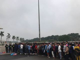 Người hâm mộ đội mưa lạnh trong đêm chờ mua vé trận Việt Nam-Malaysia